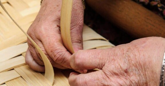 cannage et rempaillage de chaise par nos menuisiers artisans restauration de meubles à Nice