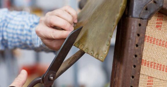 rénovation de cuir par nos menuisiers artisans restauration de meubles à Nice